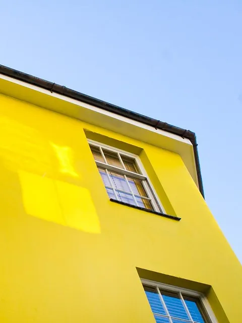fachada amarilla
